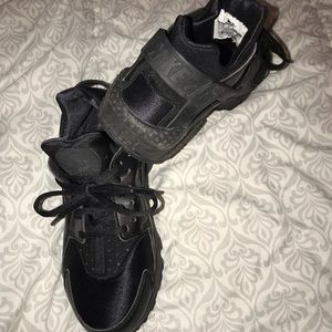Black Nike huarache sneakers